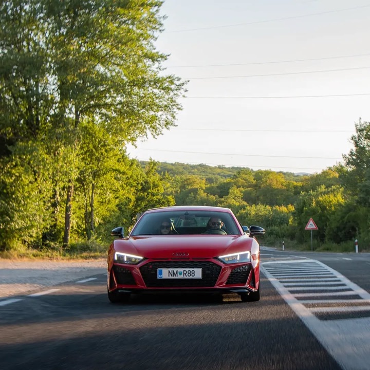 Rdeč Audi R8 v vožnji