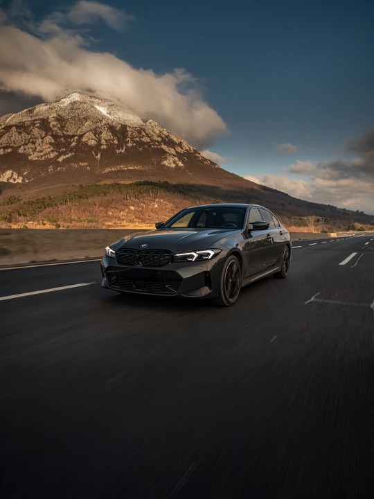 BMW serije 3 na cesti pod goro