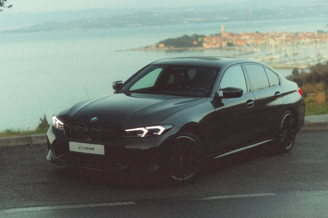 Temen BMW serije 3 nad zalivom z Izolo v ozadju