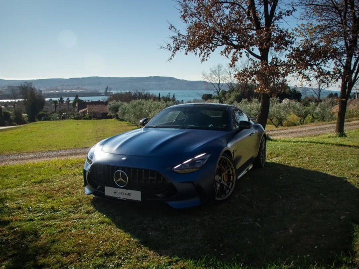 Mercedes-AMG GT ob jezeru