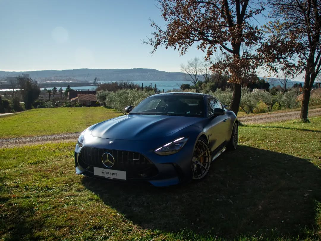 Moder Mercedes-AMG GT ob jezeru v jeseni