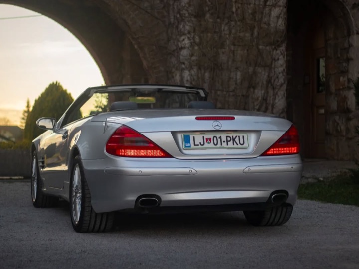 Srebrn Mercedes SL pod kamnitim lokom