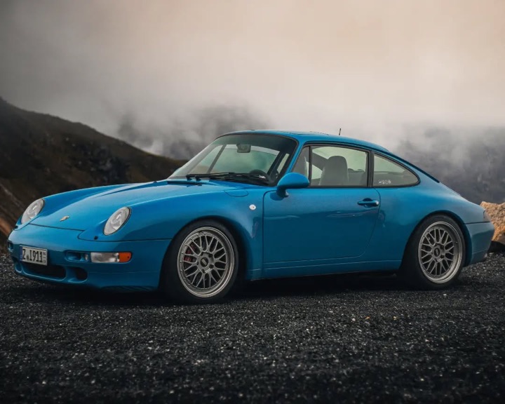 Moder Porsche 993 v megli