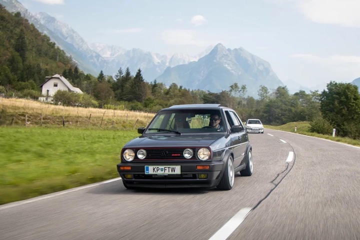 VW Golf II na gorski cesti