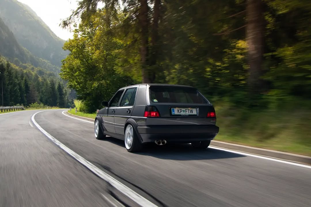 VW Golf II v vožnji po gozdni cesti