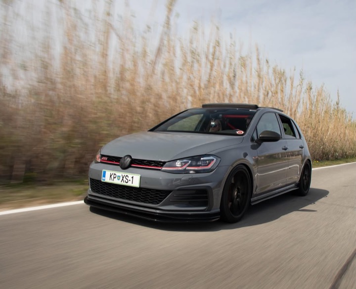 Siv VW Golf GTI v vožnji ob trstičju